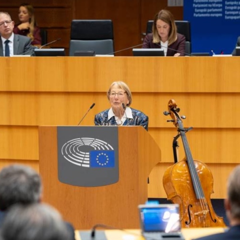 Η Corrie Hermann απευθύνεται στους ευρωβουλευτές στο πλαίσιο της Διεθνούς Ημέρας Μνήμης του Ολοκαυτώματος 