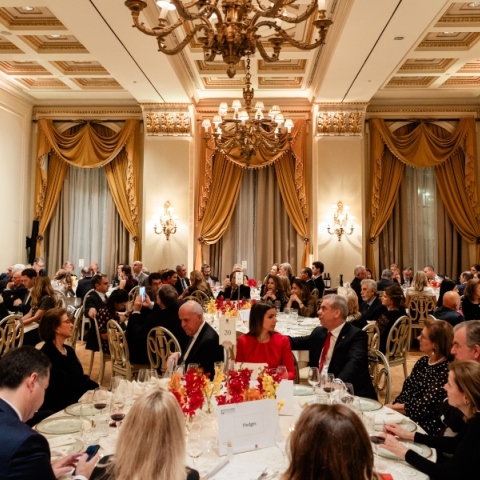 κοσμος καθισμενος γυρω απο τραπεζια, ομιλια, εκδηλωση