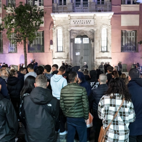 διμαρτυρια κοσμου εξω απο δικαστηρια