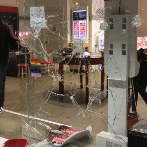 ΚΑΤΑΔΡΟΜΙΚΗ ΕΠΙΧΕΙΡΗΣΗ ΣΤΗ ΚΥΨΕΛΗ.ΑΤΟΜΑ ΜΕ ΡΟΠΑΛΑ ΚΑΙ ΚΡΑΝΗ ΕΣΠΑΣΑΝ ΒΙΤΡΙΝΕΣ ΚΑΤΑΣΤΗΜΑΤΩΝ(ΧΡΗΣΤΟΣ ΜΠΟΝΗΣ//EUROKINISSI)