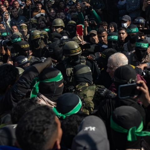 Πλήθος κόσμου κατά την απελευθέρωση ομήρων, στο πλαίσιο συμφωνίας μεταξύ Χαμάς - Ισραήλ