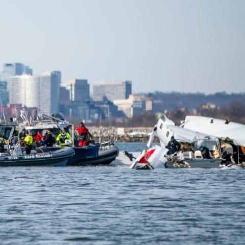 συντριμμια απο πτωση αεροπλάνου, θαλασσα, σωστικη βαρκα