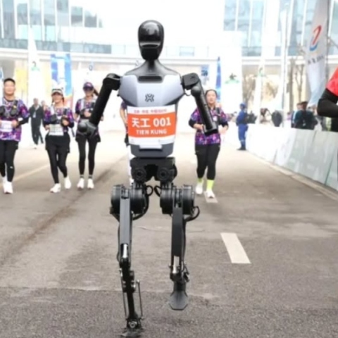 ρομποτ δρομεας, ανθρωποι τρεχουν