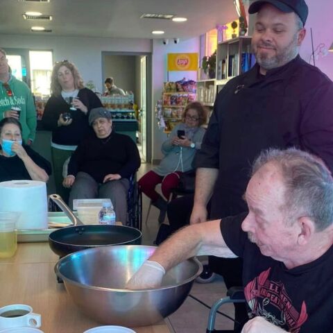 Ηλίας Μαμαλάκης: Με σπασμένο ισχίο στο νοσοκομείο αλλά μαγείρεψε για τους ασθενείς