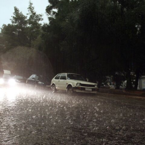 Kαιρός: Ισχυρή καταιγίδα στην Αττική – Ποτάμια οι δρόμοι