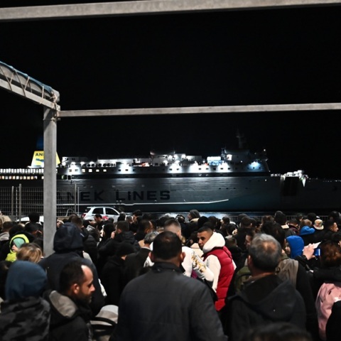 Σεισμοί στη Σαντορίνη: Οι κάτοικοι φεύγουν μη γνωρίζοντας πότε θα επιστρέψουν -  Φόβοι για πλιάτσικο στα άδεια σπίτια 