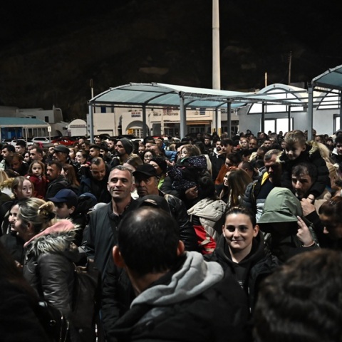 Σαντορίνη: Τουλάχιστον 6.000 άνθρωποι εγκατέλειψαν το νησί - Σεισμός 5 Ρίχτερ τα ξημερώματα