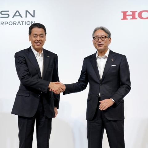 Ο CEO της Nissan Makoto Uchida με τον CEO της Honda, Toshihiro Mibe