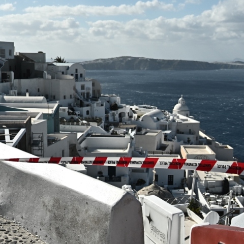 νησι, θαλασσα, σπιτια, κοκκινη κορδελας αστυνομιας