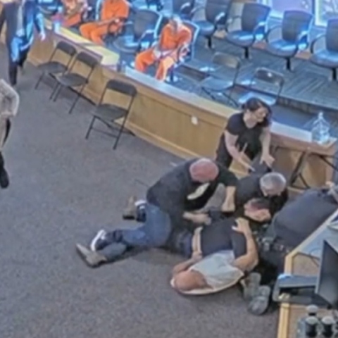 δικαστηριο, κοσμος παλευει