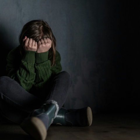 κοριτσι καθεται, κλαιει