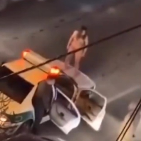 γυμνη γυναικα πανω σε περιπολικο