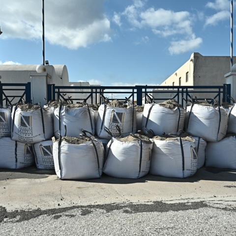 Σαντορίνη: Σε κατάσταση έκτακτης ανάγκης η Θήρα - Aναχώματα με σακιά άμμου υπό το φόβο σεισμού και τσουνάμι