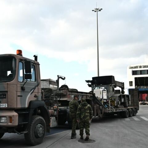 Σαντορίνη: Έφτασαν στο νησί οχήματα του Στρατού, της Πυροσβεστικής, της Αστυνομίας και του ΔΕΔΔΗΕ