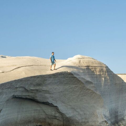 Μήλος: Τι αναφέρει το υπουργείο Τουρισμού για το ξενοδοχείο στο Σαρακίνικο 