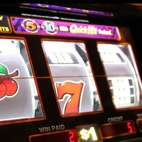 Bρετανία: Κέρδισε 1 εκατ. λίρες στα φρουτάκια και της έδωσαν 20 χιλιάδες