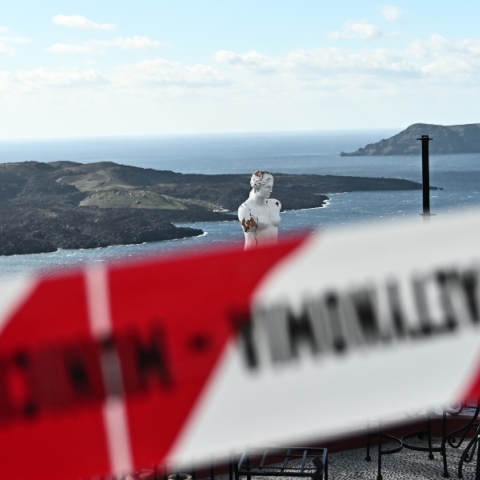 νησι, σπιτια, θαλασσα, κοκκινη κορδελα στυνομιας