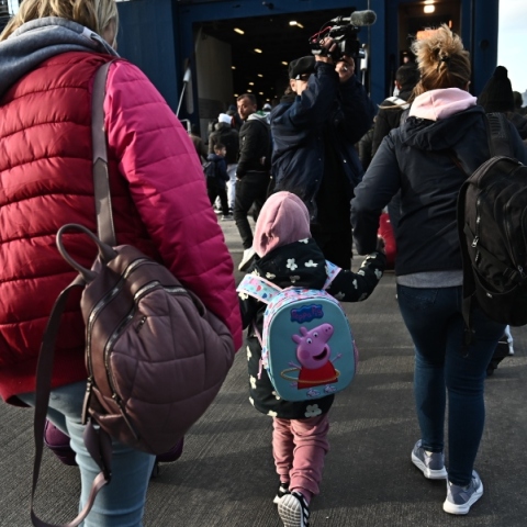 επιβατες μπαινουν σε πλοιο, λιμανι