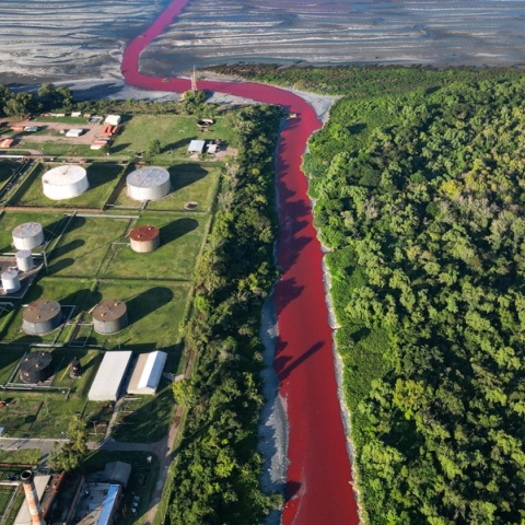 Έχασε το μπλε και έγινε κόκκινο: Ποτάμι στην Αργεντινή άλλαξε χρώμα - Τι συνέβη