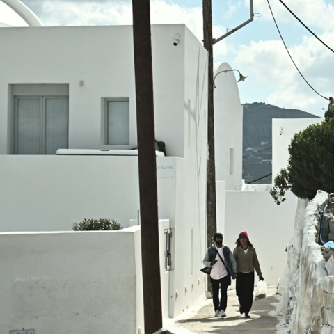 Σεισμοί στη Σαντορίνη: Καστοριανός προσφέρει φιλοξενία σε άτομα που άφησαν το νησί