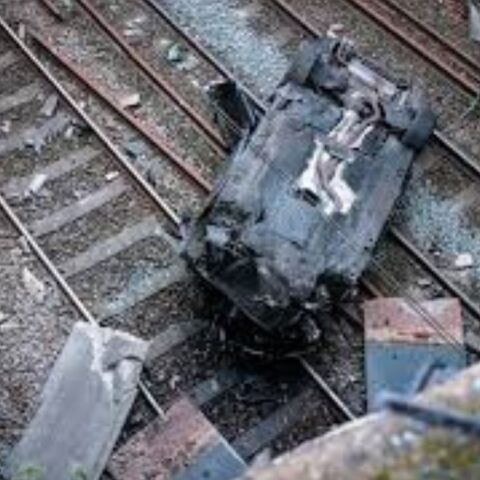 Mάντσεστερ: Χάος στο σιδηροδρομικό δίκτυο όταν μεθυσμένος έπεσε με το αυτοκίνητο στις γραμμές