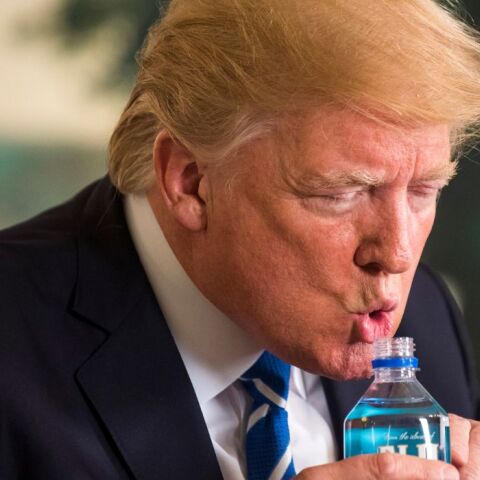 Nτόναλντ Τραμπ: Διατάζει επιστροφή στα πλαστικά καλαμάκια