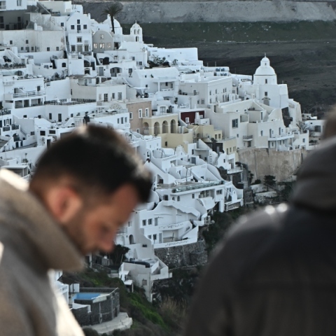 σαντορινη, 2 περαστικοι, βουνο