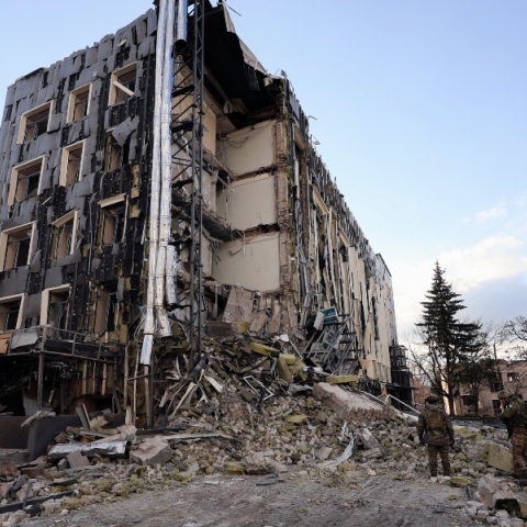 βομβαρδισμενο κτηριο, στρατιώτες