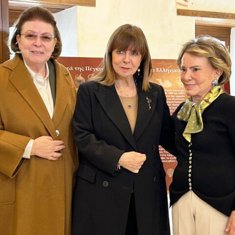 Από αριστερά: Η Υπουργός Πολιτισμού Λίνα Μενδώνη, η Προέδρος της Δημοκρατίας Κατερίνα Σακελλαροπούλου και η Πέγκυ Ζουμπουλάκη 