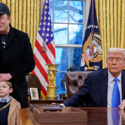 Έλον Μασκ: Aντίθετη η μητέρα του γιου του για την εμφάνιση του στο Οβάλ Γραφείο