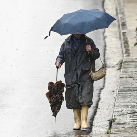 πεζος με ομπρελα σε δρομο, βρχοη