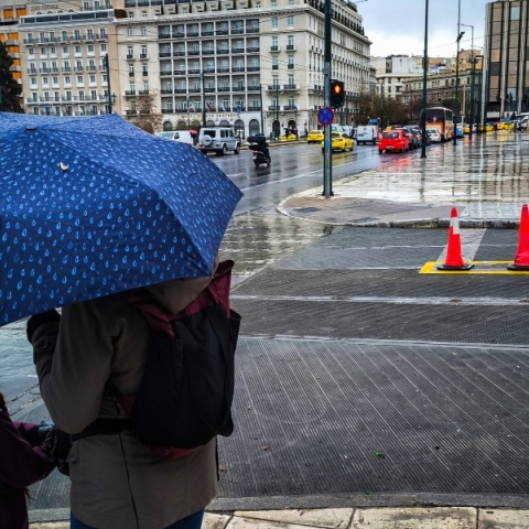 ομπρελες, βροχη, περαστικοι