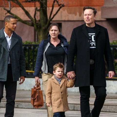 Ο Έλον Μασκ με το γιο του