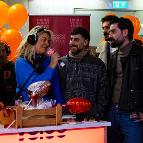 Ο VOICE 102.5 εξέπεμψε LIVE μαζί με τους Majovoli από το Μετρό στο Σύνταγμα