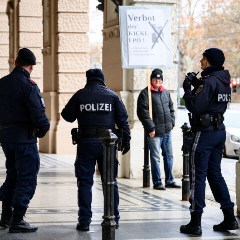 Aυστρία: Συνελήφθη 14χρονος που ήθελε να αιματοκυλήσει τη Βιέννη 