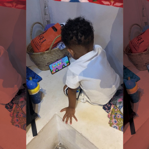 Ένα τρισχαριτωμένο μαύρο μωρό ηρεμεί μόνο όταν σερφάρει με το παχουλό του χεράκι στο ΥouTube. 