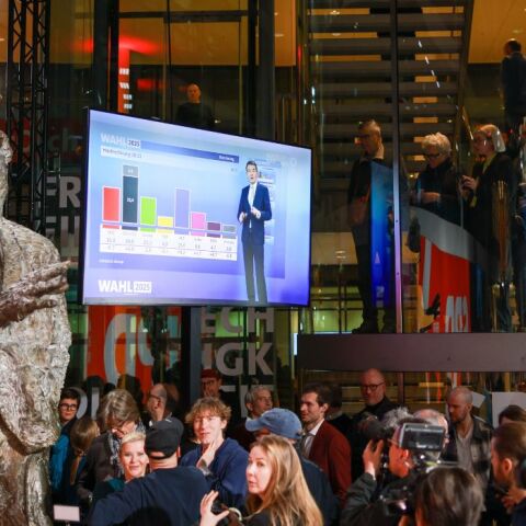 Γερμανικές Εκλογές: Ο Σολτς συνεχάρη τον Μερτζ ο οποίος θέλει γρήγορα σχηματισμό κυβέρνησης