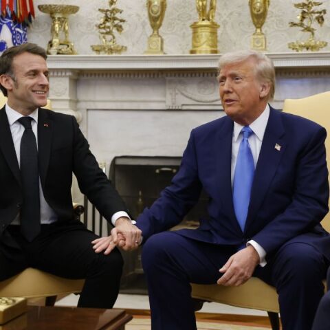 Μακρόν: Oι περίεργες χειραψίες με τον Τραμπ συνεχίστηκαν για ακόμα μια φορά