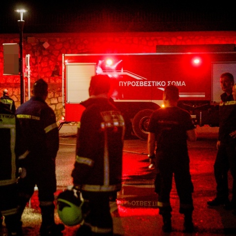 Πυροσβέστες και όχημα πυροσβεστικής