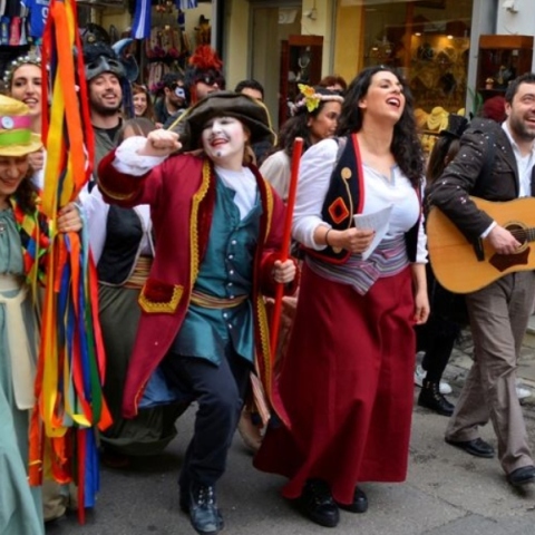 Καρναβαλιστές στους δρόμους της Αθήνας