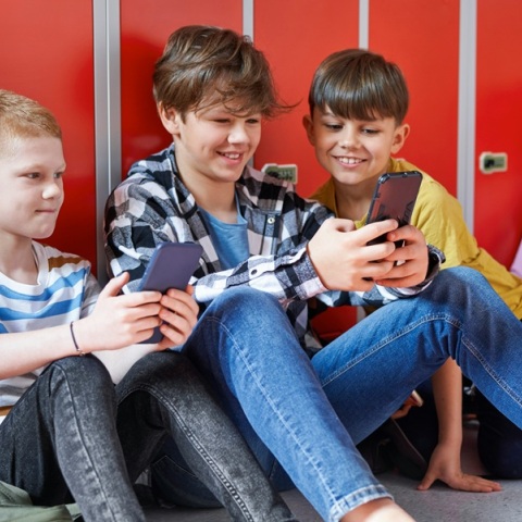 Δανία: Προωθεί την απαγόρευση των κινητών στα σχολεία - Μπαίνει όριο ηλικίας