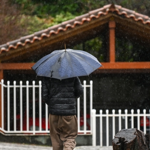 ανδρας με ομπρελα, βροχη, σπιτι