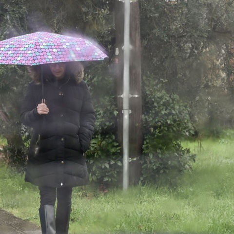 Γυναίκα κρατά ομπρέλα