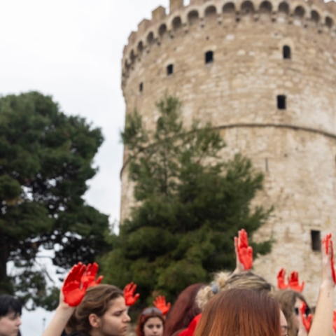 διαδηλωτες με κοκκινα χερια, Λευκος Πυργος