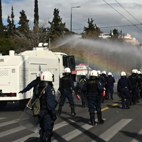 Συγκεντρώσεις για τα Τέμπη: Νέα ένταση στο Σύνταγμα - Απομακρύνουν διαδηλωτές προς τα Προπύλαια