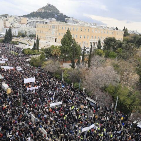 ΑΠΕΡΓΙΑΚΗ ΣΥΓΚΕΝΤΡΩΣΗ ΣΤΗΝ ΑΘΗΝΑ ΓΙΑ ΤΗΝ ΣΥΜΠΛΗΡΩΣΗ ΔΥΟ ΧΡΟΝΩΝ ΑΠΟ ΤΟ ΣΙΔΗΡΟΔΡΟΜΙΚΟ ΔΥΣΤΥΧΗΜΑ ΤΩΝ ΤΕΜΠΩΝ (ΤΑΤΙΑΝΑ ΜΠΟΛΑΡΗ/EUROKINISSI)