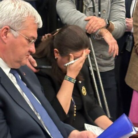 Zελένσκι: Viral η κατηφής πρέσβειρα της Ουκρανίας στο Οβάλ Γραφείο