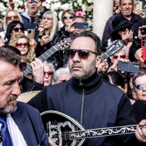 Μανώλης Λιδάκης: Συγκίνηση στο «ύστατο χαίρε» - Τον αποχαιρέτησαν με το «Άστρα μη με μαλώνετε»