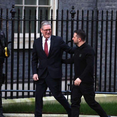 O Ζελένσκι έφτασε στο Λονδίνο - Θερμή υποδοχή από Στάρμερ ενόψει της ευρωπαϊκής συνόδου κορυφής