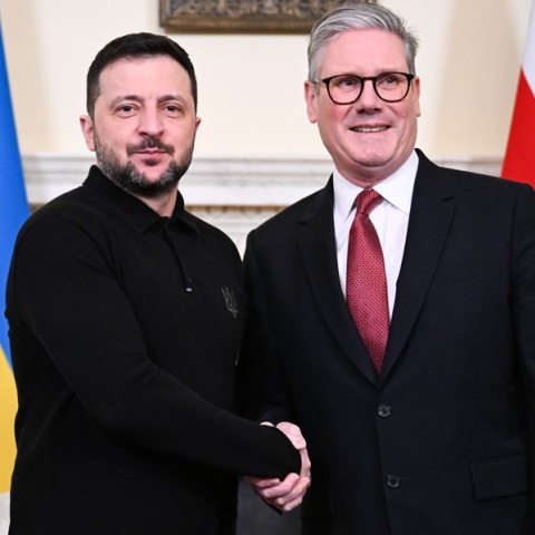 Εγκάρδια συνάντηση Στάρμερ -Ζελένσκι στο Λονδίνο - Βρετανικό δάνειο 2,26 δισ. λιρών στην Ουκρανία